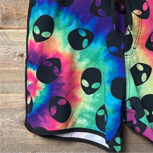 Hot Topic Midnight Hour NWT neon alien Swim trunks Size 38 - Picture 2 of 5